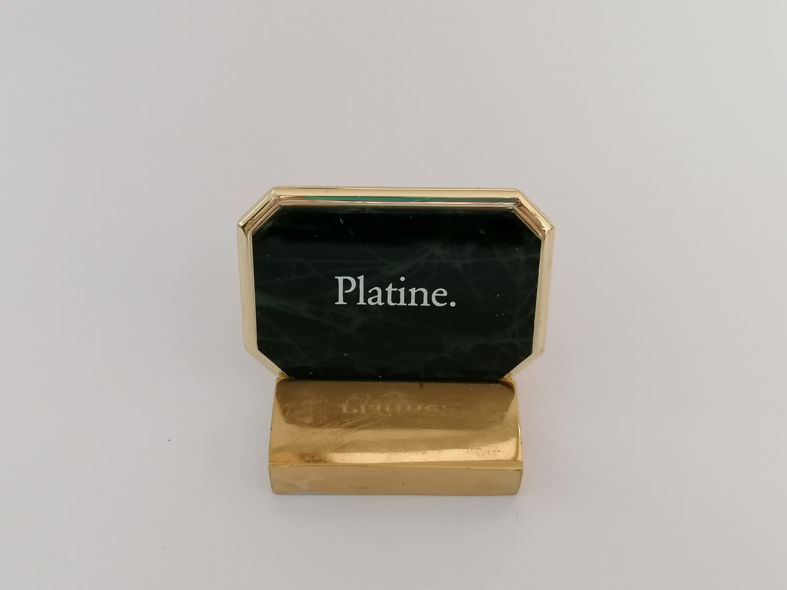 Препродадени дисплеи за часовници Audemars Piguet Platine