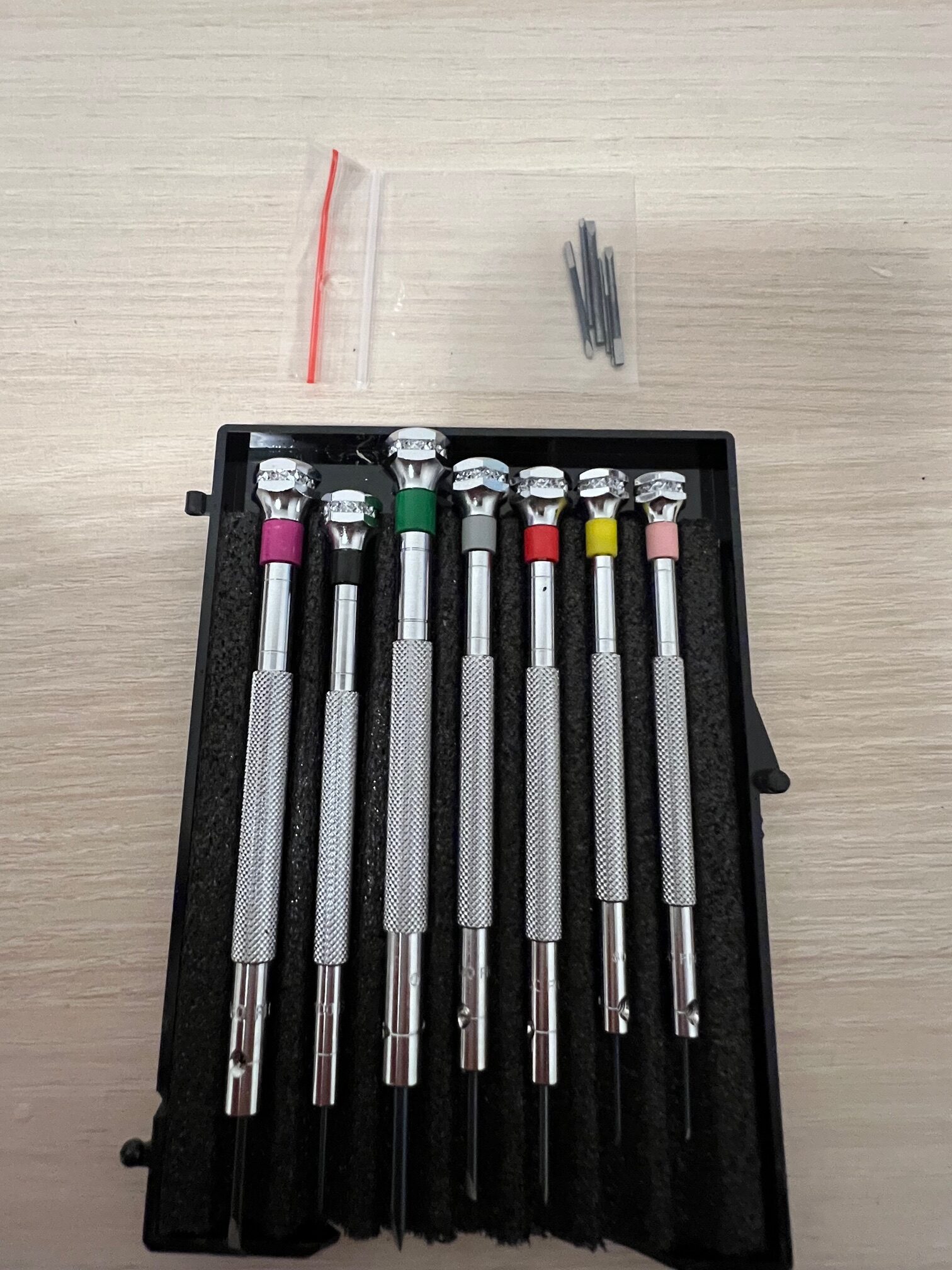 Нарушена опаковка - Комплект от 7 отвертки Beco Technic с резервни остриета в пластмасова кутия - ВИЖТЕ СНИМКИТЕ